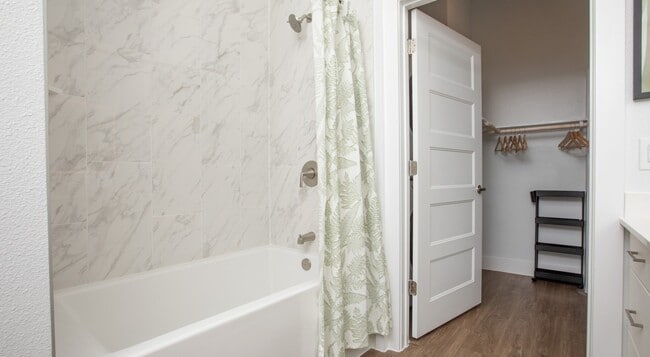 Foto del edificio - Luxe Living + $750 Gift Card Special!