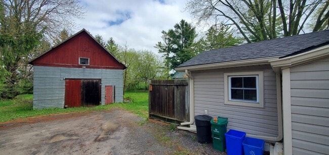 Building Photo - 142 Bloomfield Main St