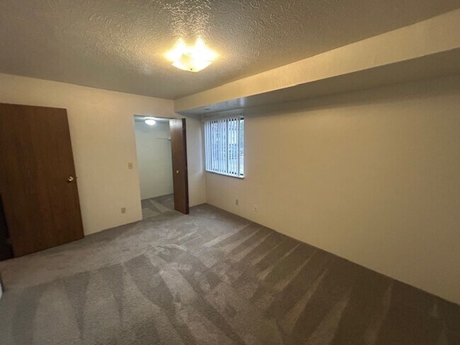 Building Photo - 2 bedroom 1 bath -  Top floor apartment