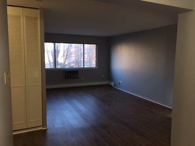 Living Room - 5310 N Chester Ave
