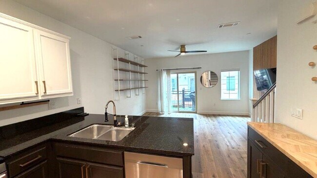 Foto del edificio - Concord Beautiful 3 bedroom 3 bathroom fully updated townhome, gated community!