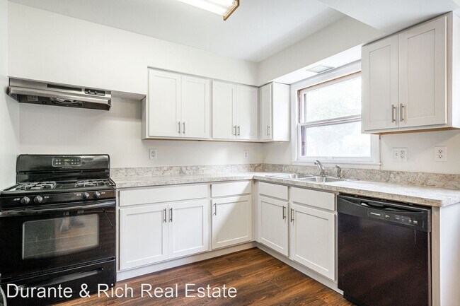 Building Photo - 3 br, 1 bath House - 422 Gascoigne Drive