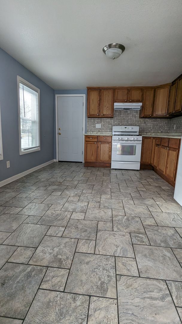 Building Photo - 3 bedroom/2 bath home