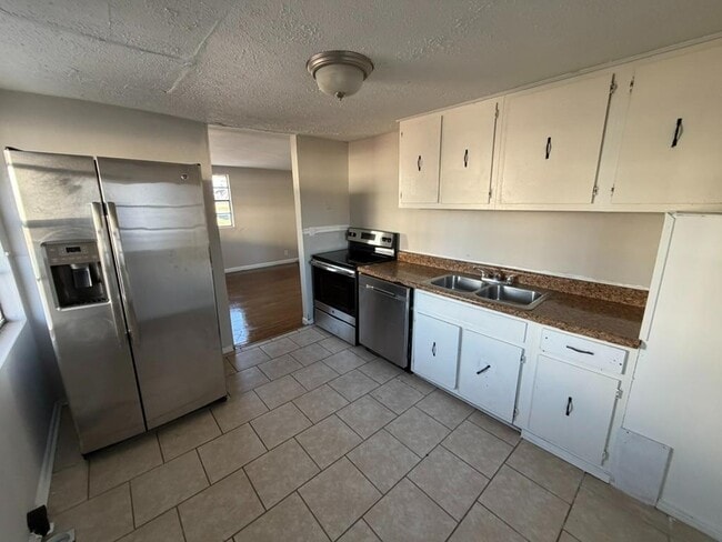 Building Photo - 6001 California Ave