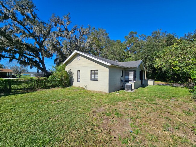 Building Photo - Cute 2 bed 1 bath block home