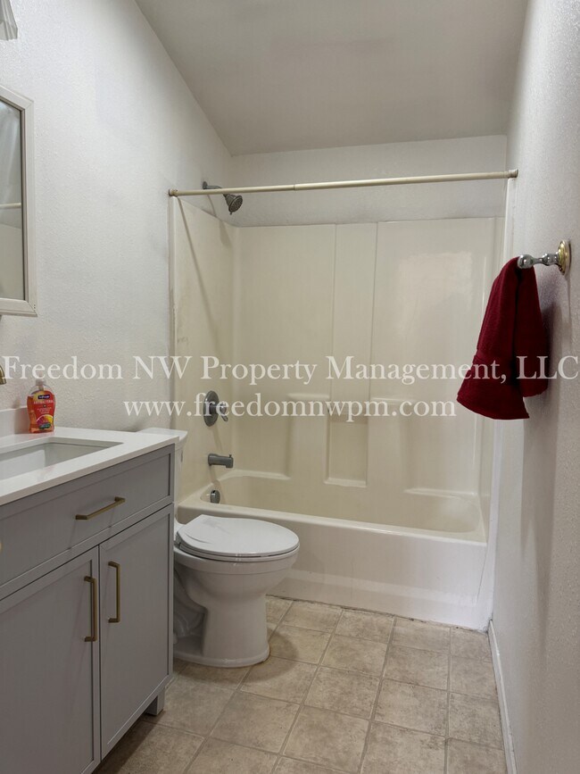 Building Photo - 489 Huston St S