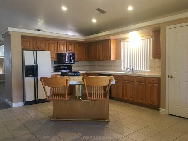 Building Photo - 5714 Desert Lakes Dr