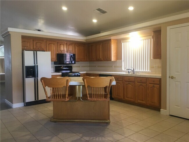 Foto del edificio - 5714 Desert Lakes Dr