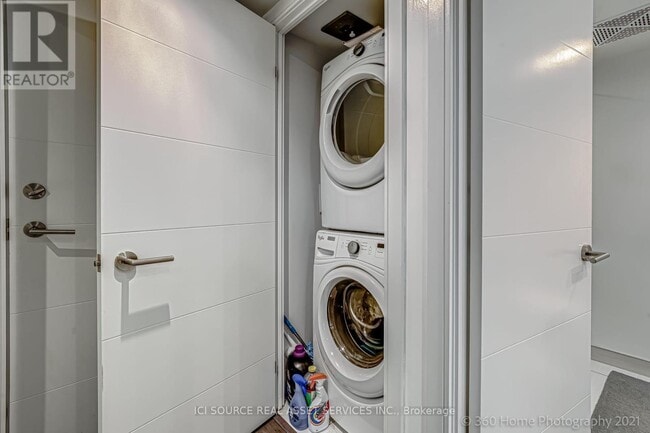 Building Photo - 525 Adelaide St W