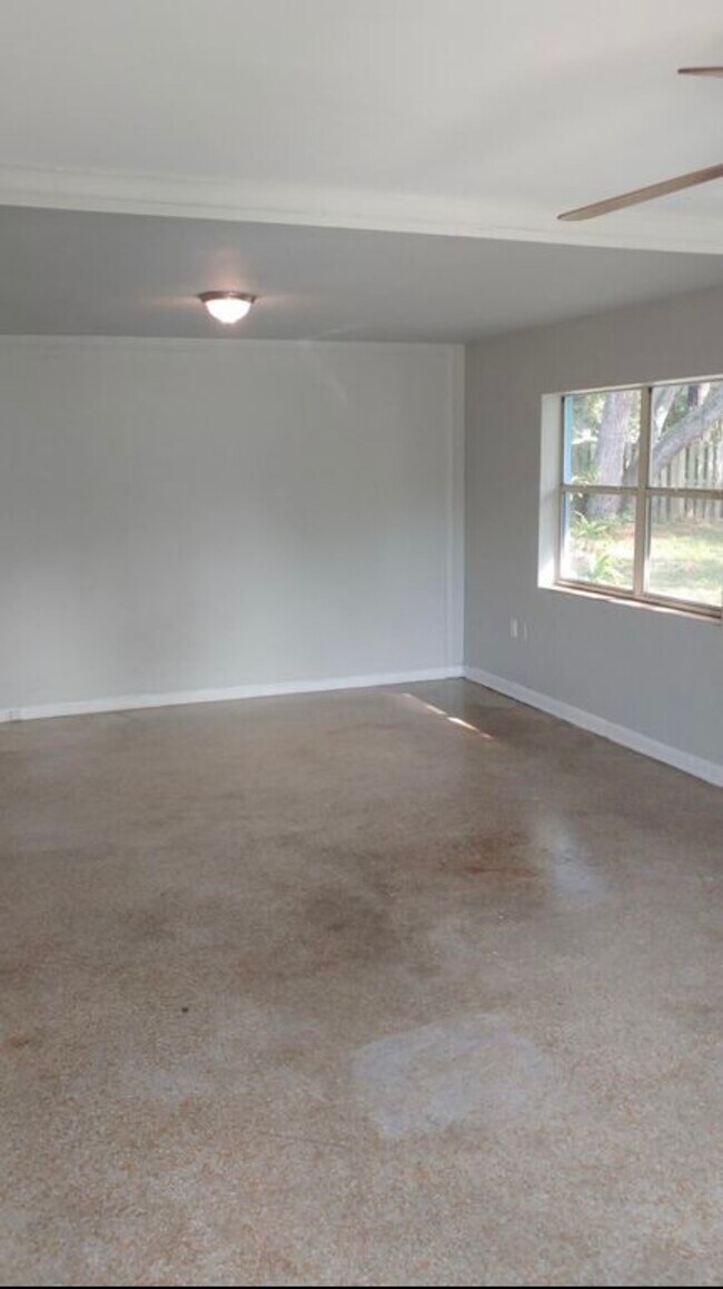 Building Photo - 420 N 7th St