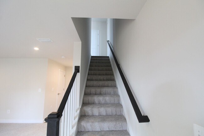 Foto del edificio - 3 Bedroom 2.5 Townhome Available Now!