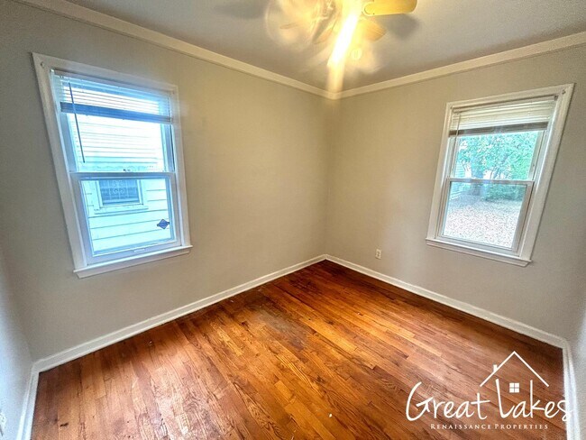 Building Photo - Stunning 3 Bedroom 1 Bathroom now availabl...