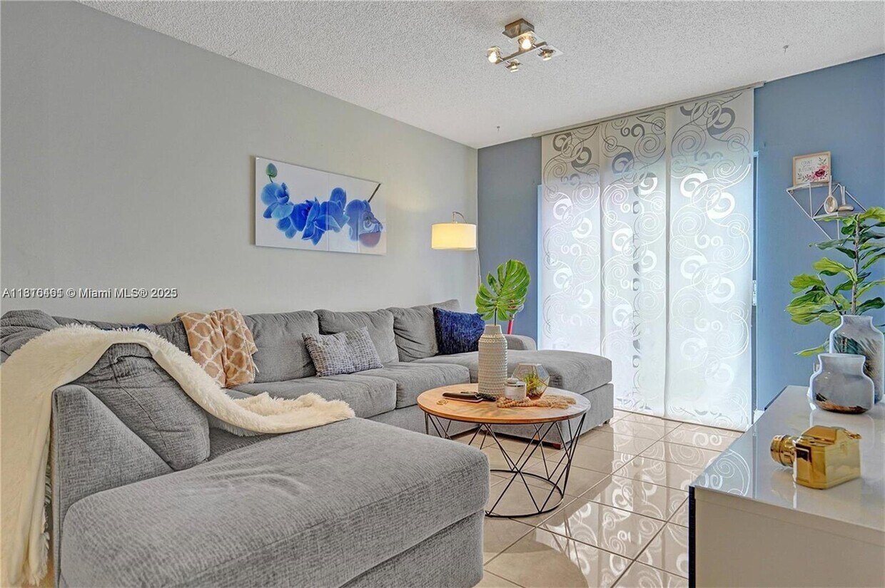 Foto principal - 1490 W 42nd Pl
