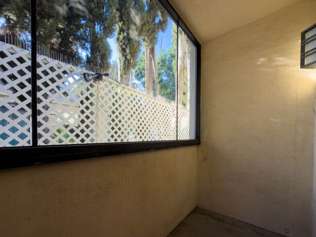 Building Photo - 10428 Riverside Dr