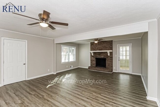 Building Photo - Available Now! 3 bed 2 bath!