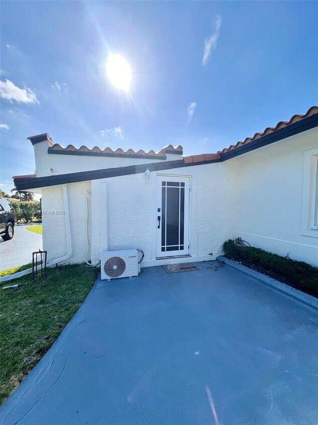 Foto principal - 8941 SW 20th St