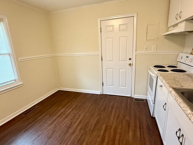 Foto del edificio - Two bedroom, 1 bath house in Burlington