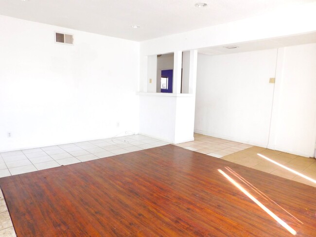 Foto del edificio - 4 bedroom, 2 baths in Sylmar (Garage inclu...