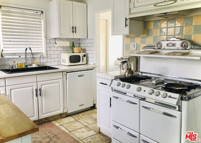 Foto del edificio - 459 N Bandini St