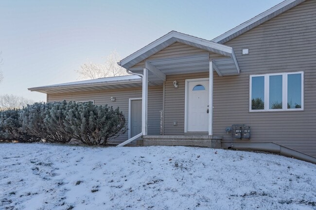 Building Photo - 149911 - 149913 Wineberry Lane