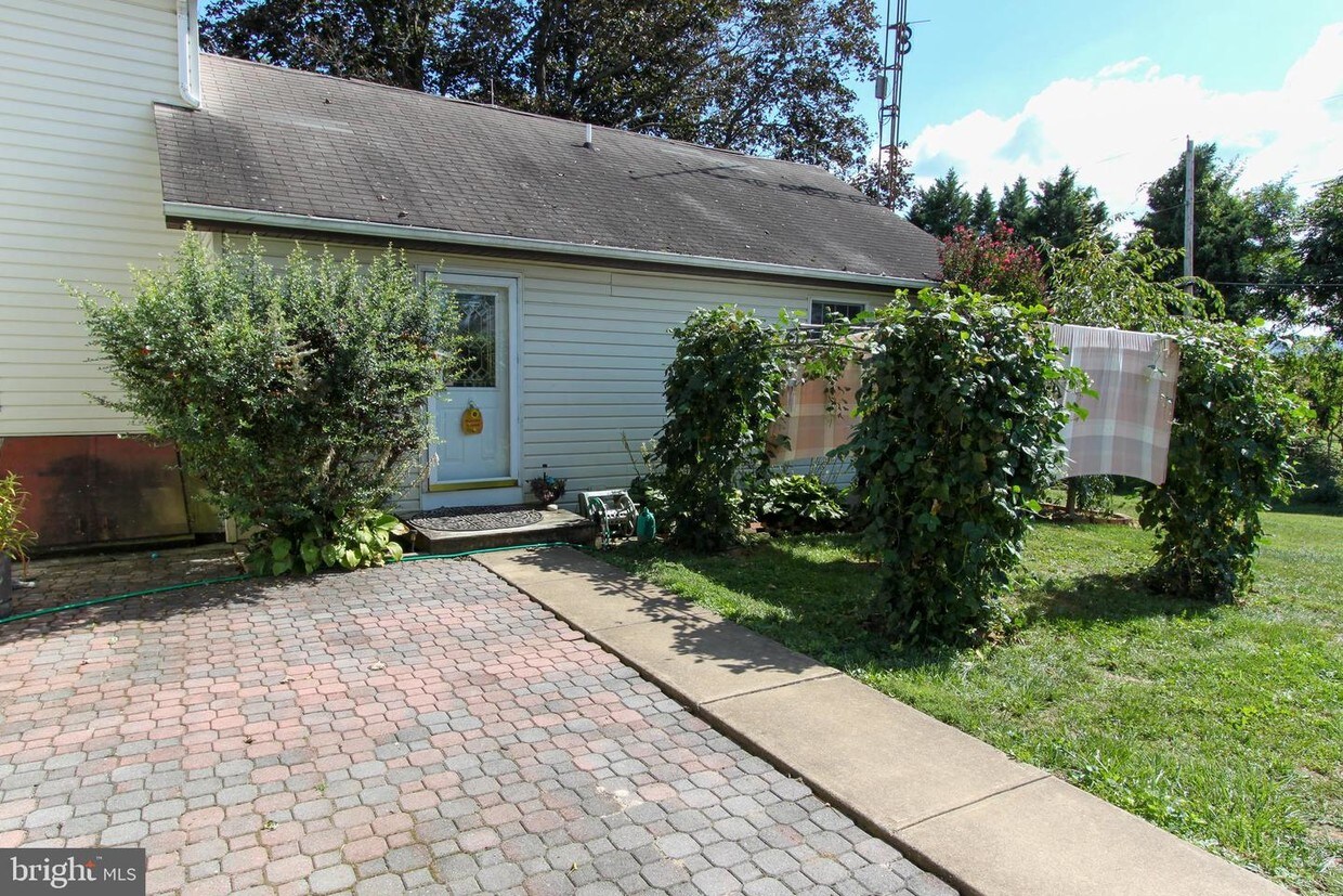 Primary Photo - 555 Cattail Run Rd