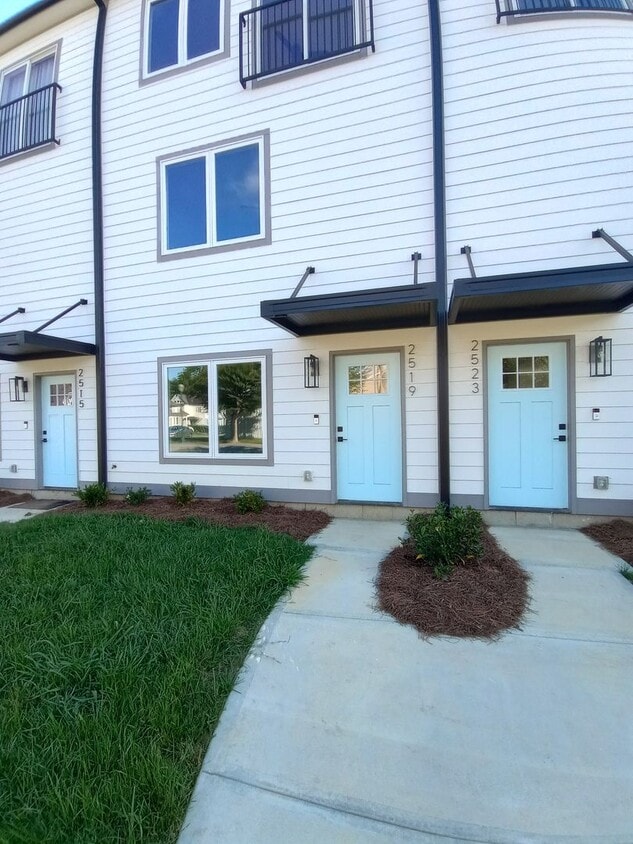 Photo - 2519 E 12th