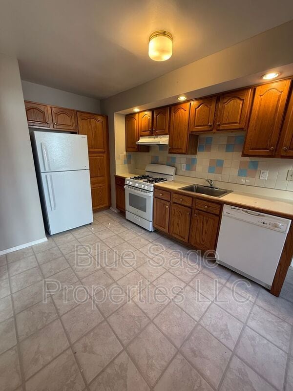 Building Photo - 105 W Broadway Ave