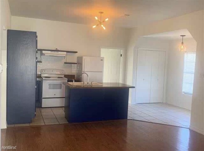 Building Photo - 3 br, 2 bath House - 402 S Cherry St