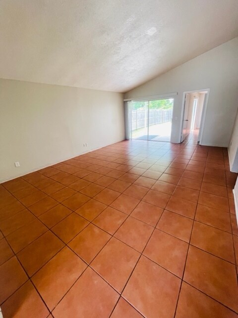 Building Photo - *** MOVE IN SPECIAL***DEVONWOOD in East Or...