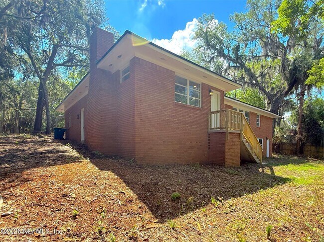 Foto del edificio - 10135 Lake View Rd W