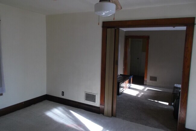 BEDROOM - 800 N Lincoln Ave