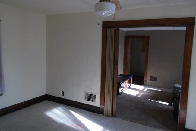 BEDROOM - 800 N Lincoln Ave