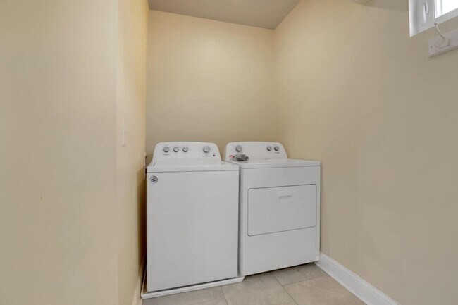 Building Photo - 42 Hawkes Ave