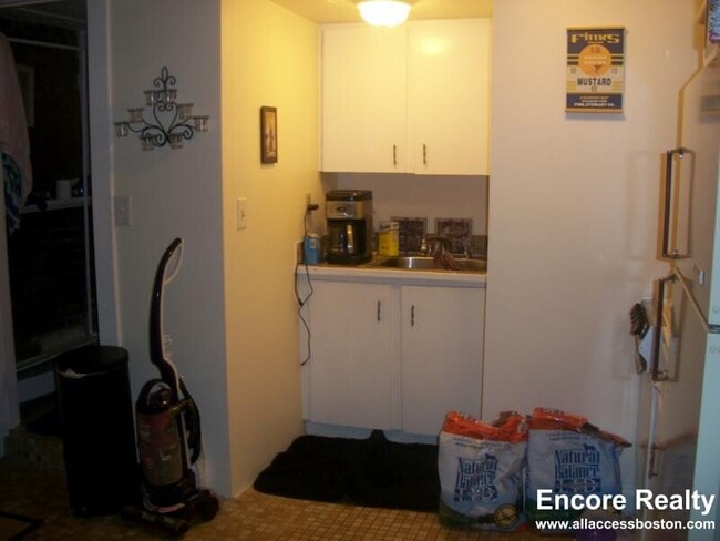 Building Photo - 40 Anderson St