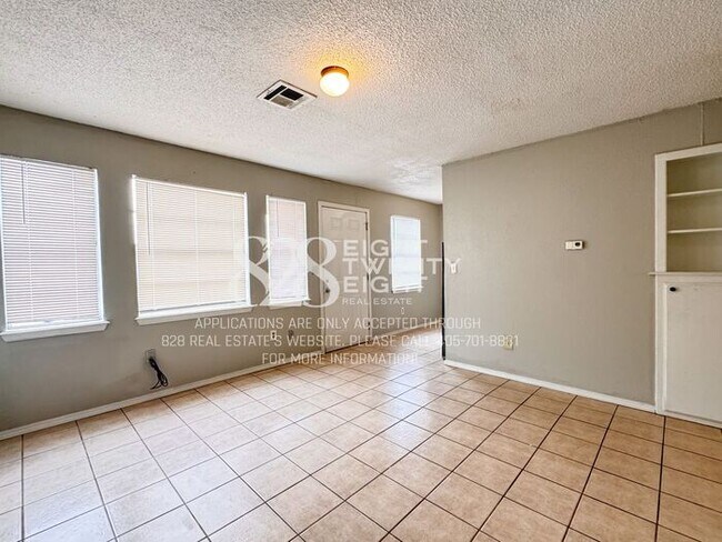 Foto del edificio - 1/2 OFF 1ST MONTH'S RENT! 2 Bed/1 Bath Tri-plex Home in Noble