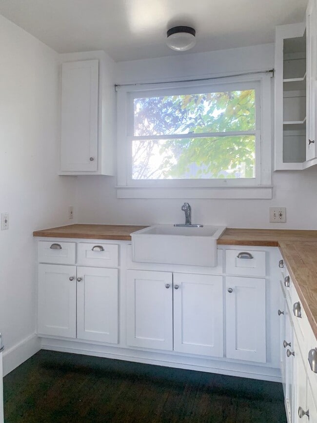 Building Photo - 5670 York Blvd