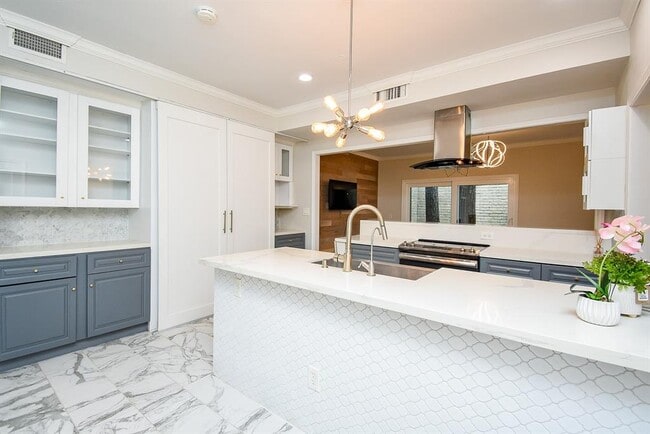 Building Photo - 201 Vanderpool Ln