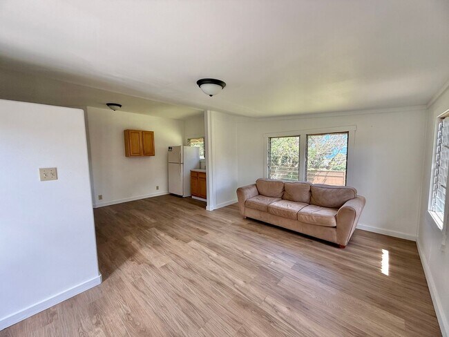 Foto del edificio - 3 Bedroom / 2 Bathroom Home with large yar...