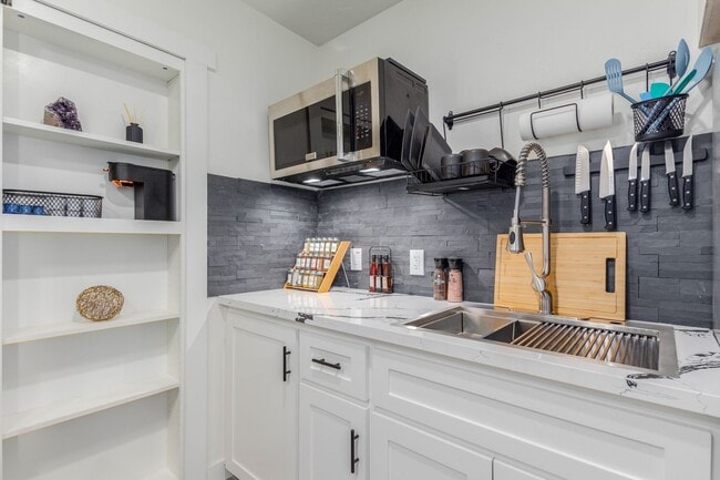 Building Photo - **COMING SOON!**Central- Charming 1 bd w/ all utilities included!