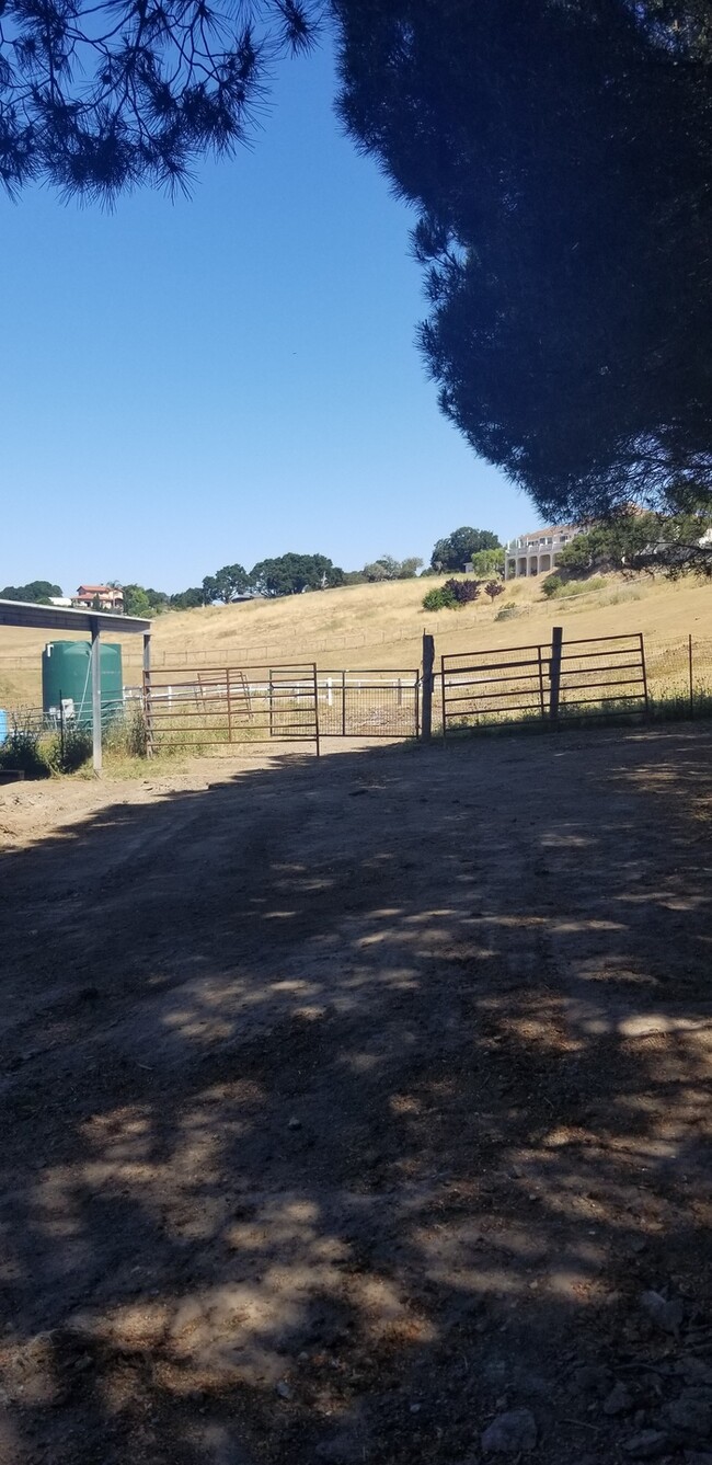 Foto del edificio - Ranch Home with Barn and Stables