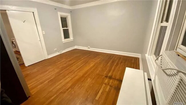 Foto del edificio - "Charming 3-Bedroom Unit in Queens – Spacious 900 Sq Ft Living!"