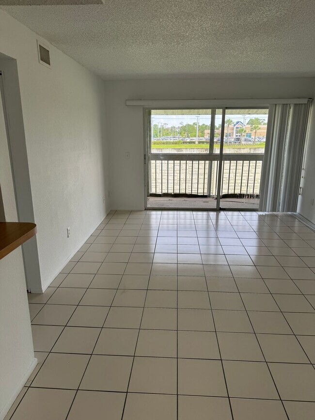 Building Photo - Centrally located condo in great community