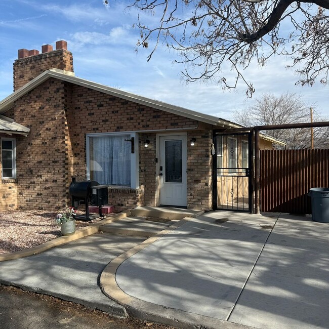 Fully Furnished Spacious 3 Bed 2 Bath, Pet Friendly Home in Orchard Mesa All Utilities Included! - Fully Furnished Spacious 3 Bed 2 Bath, Pet Friendly Home in Orchard Mesa All Utilities Included!