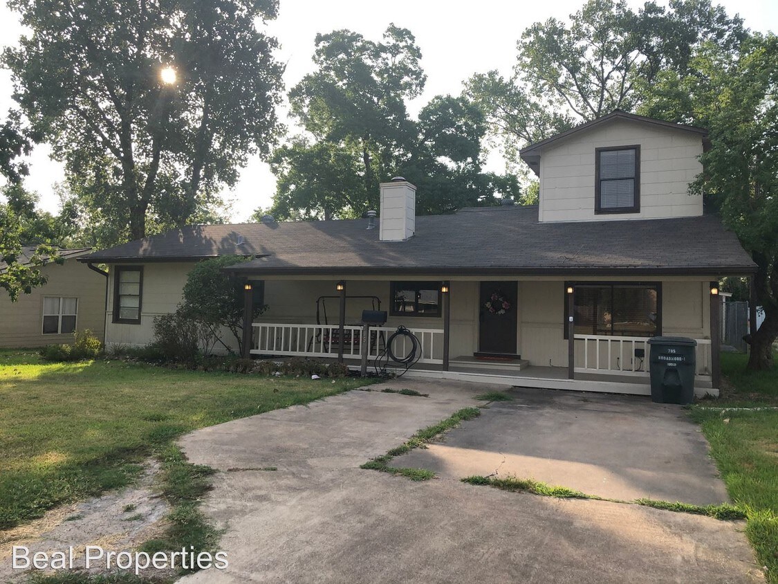 Primary Photo - 705 Broadmoor Dr