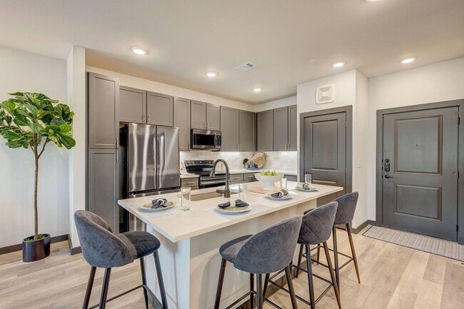 Foto del edificio - Bright, Spacious, and Move-In Ready