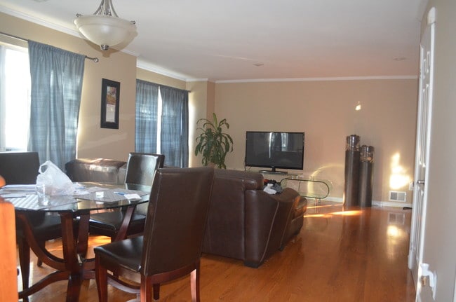 Building Photo - 68 Boston St