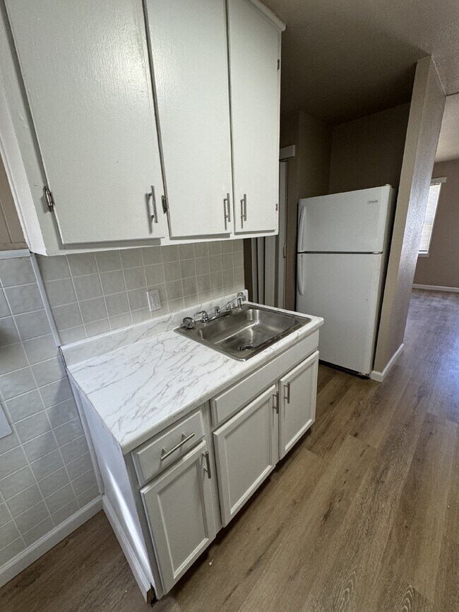 Building Photo - 2 Bedroom, 1 Bathroom apartment with stack...