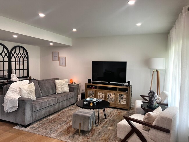 Building Photo - 2120 N Indian Canyon Dr