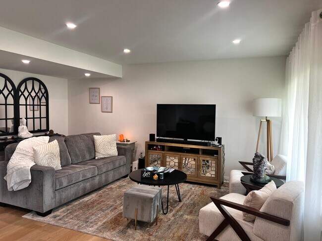 Foto del edificio - 2120 N Indian Canyon Dr