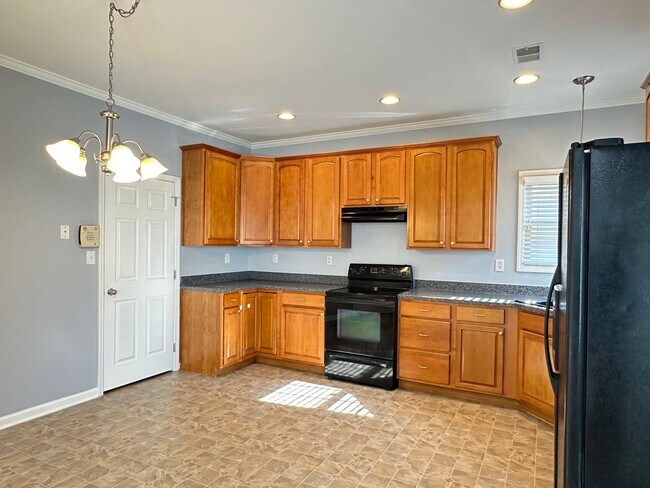 Foto del edificio - Beautiful 3 BR House! All Electric, Walk-I...